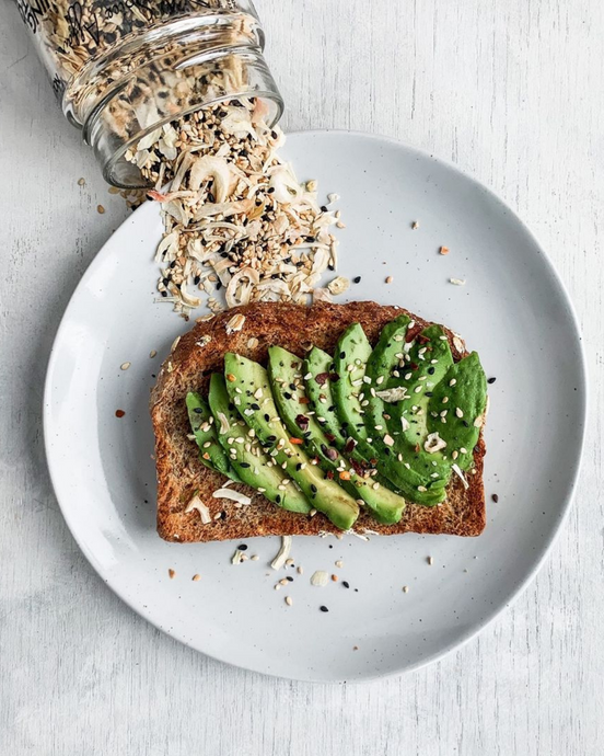 TOAST D'AVOCAT SAUPOUDRÉ DE BAGEL TOUT GARNI