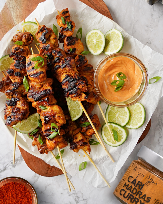 BROCHETTES DE POULET AU CARI & PAPRIKA FUMÉ